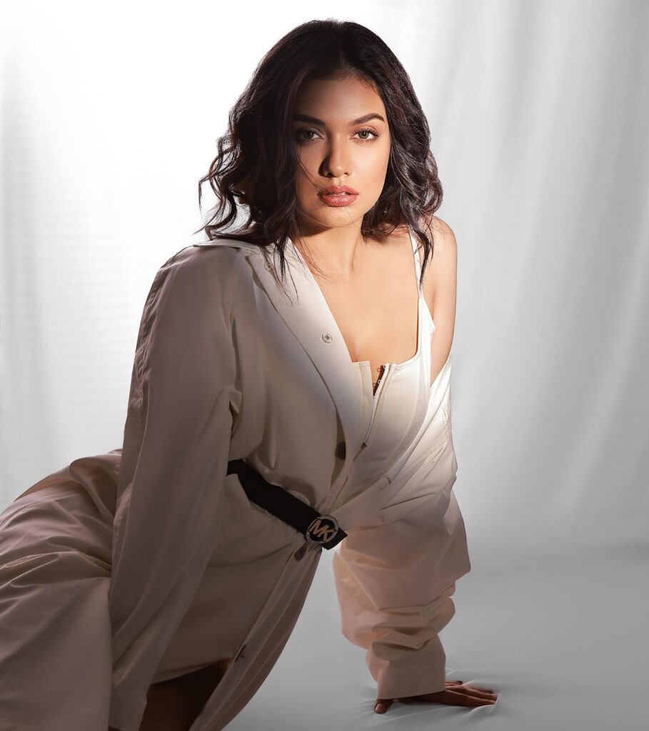 Divyaa Agarwal bra size