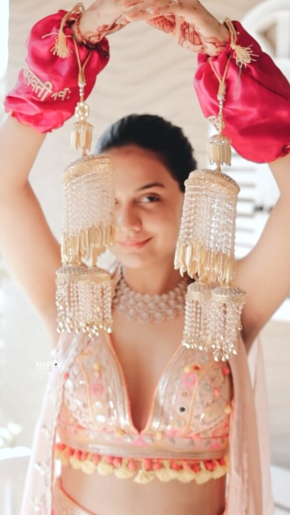 Divyaa Agarwal kiss pics