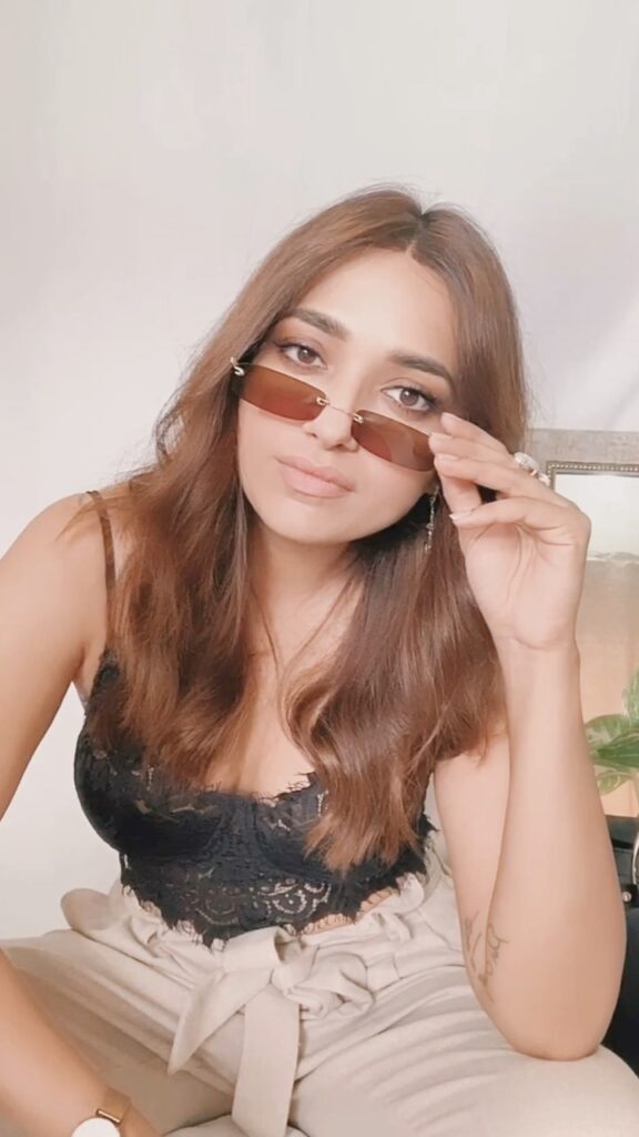 Jiya Shankar romance video