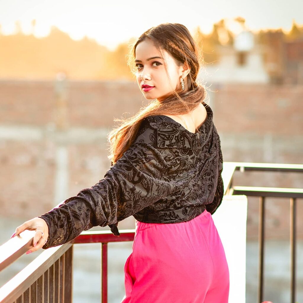 Manisha Rani in backless dress