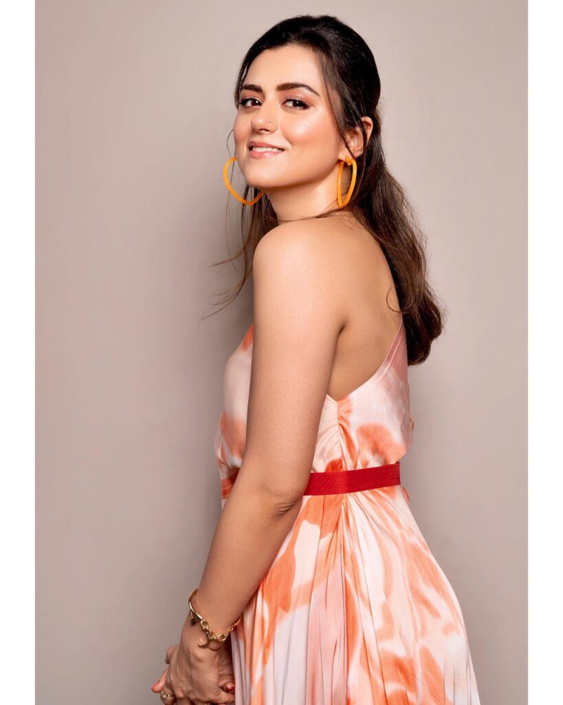 Riddhi Dogra backless images