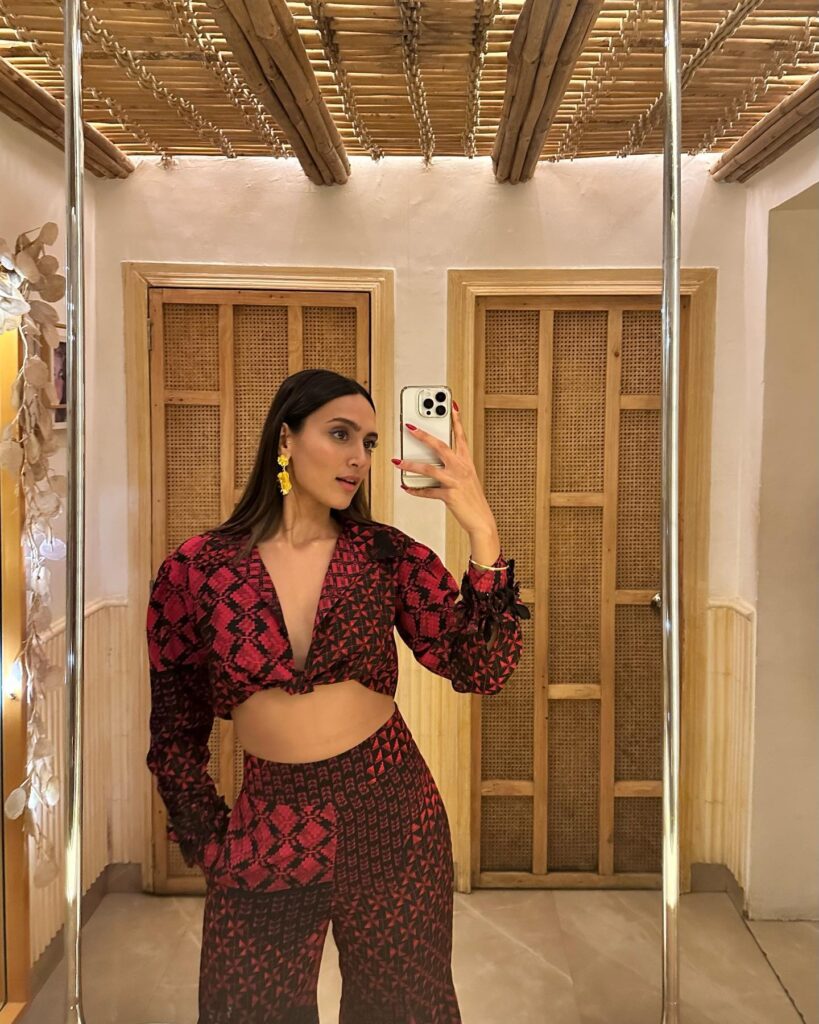 Aishwarya Desai navel