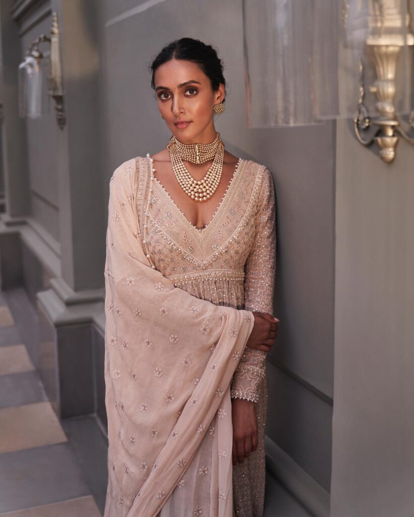 Aishwarya Desai kissing images