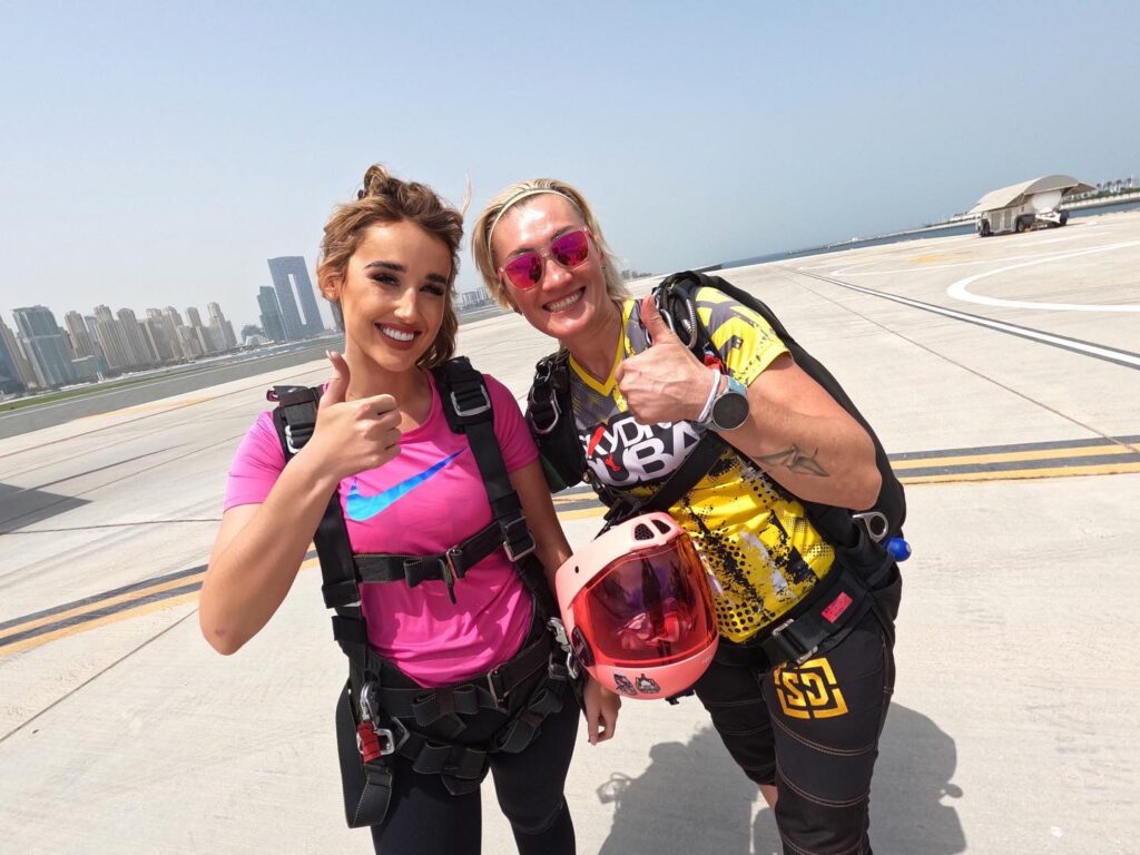 Sophie Shine cleavage