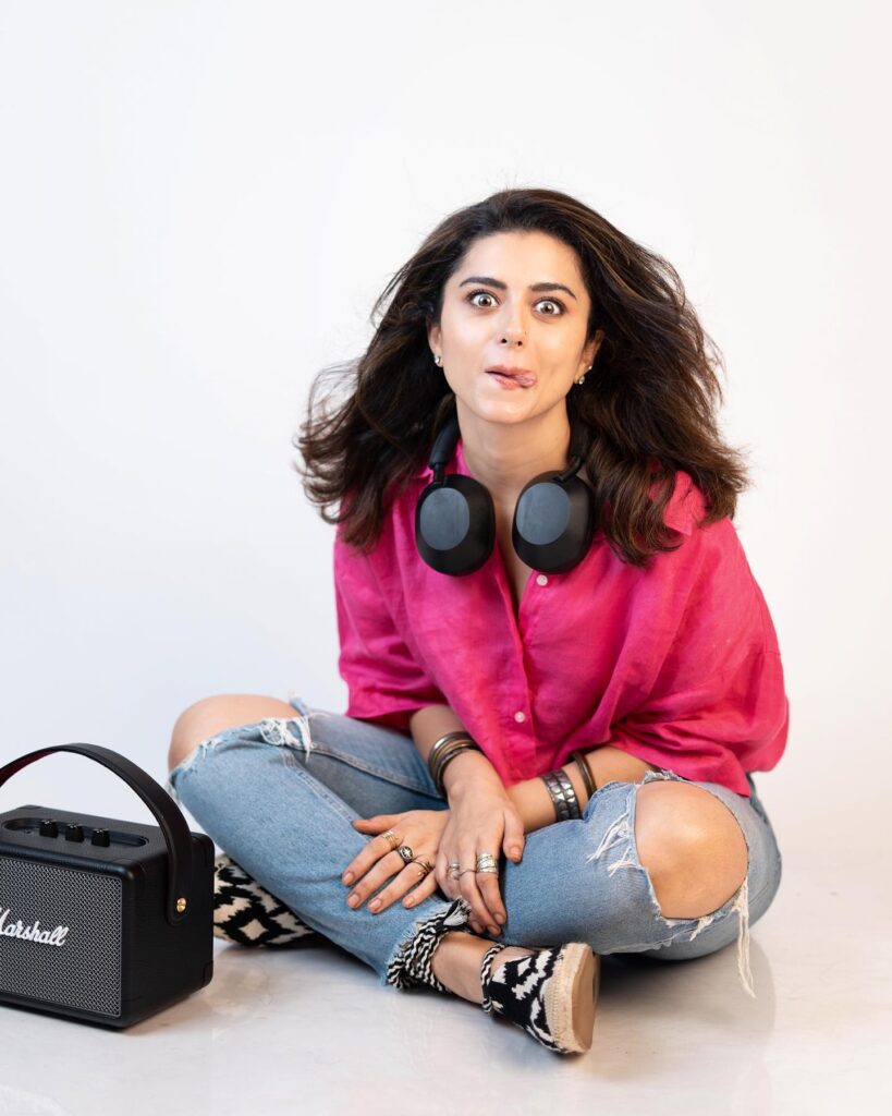 Riddhi Dogra kiss pic