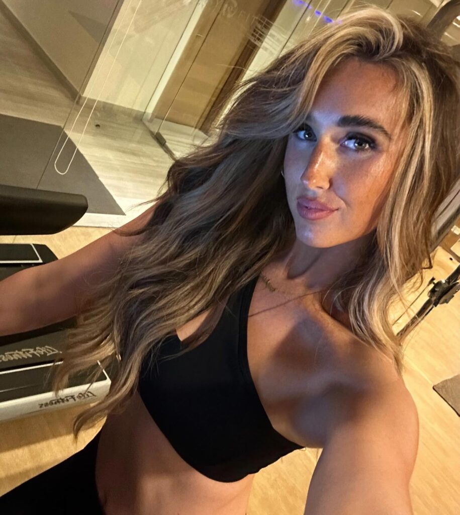 Sophie Shine gry outfit