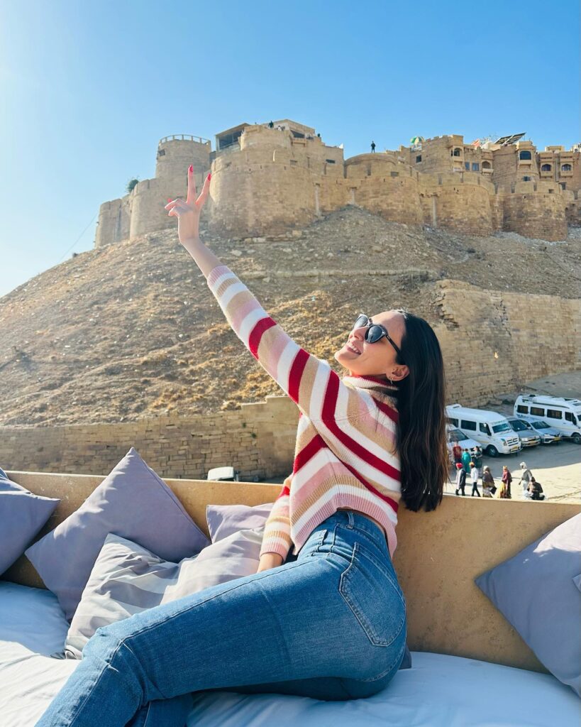 Aishwarya Desai height in feet