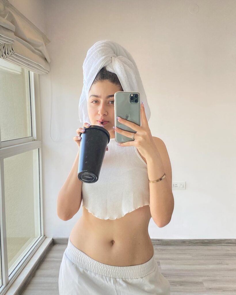 Aditi Bhatia navel