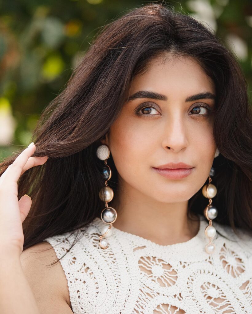 Kritika kamra cast