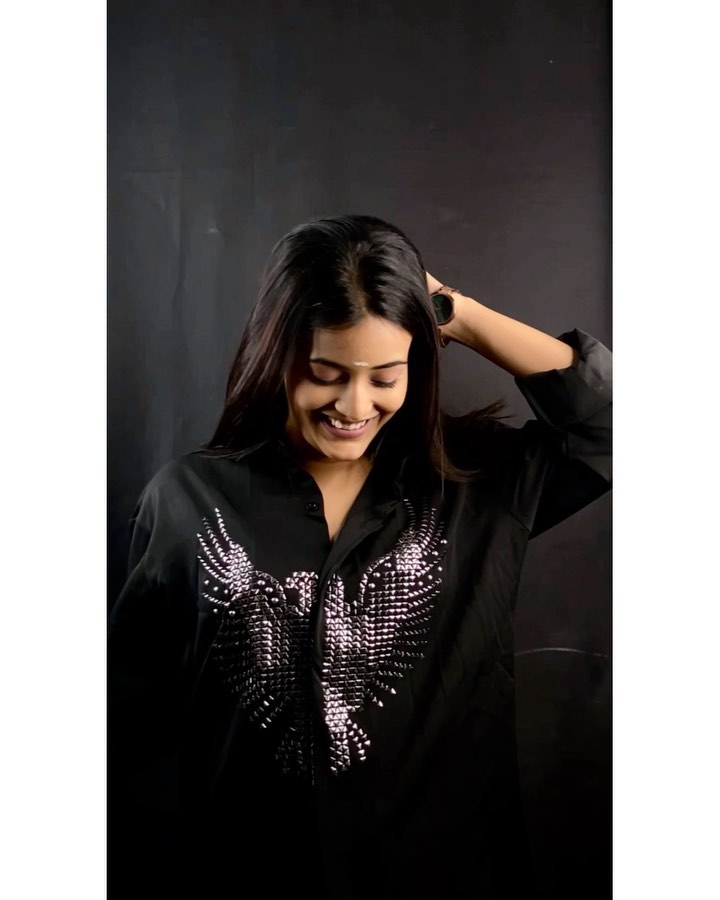 Akriti Agarwal kisss 