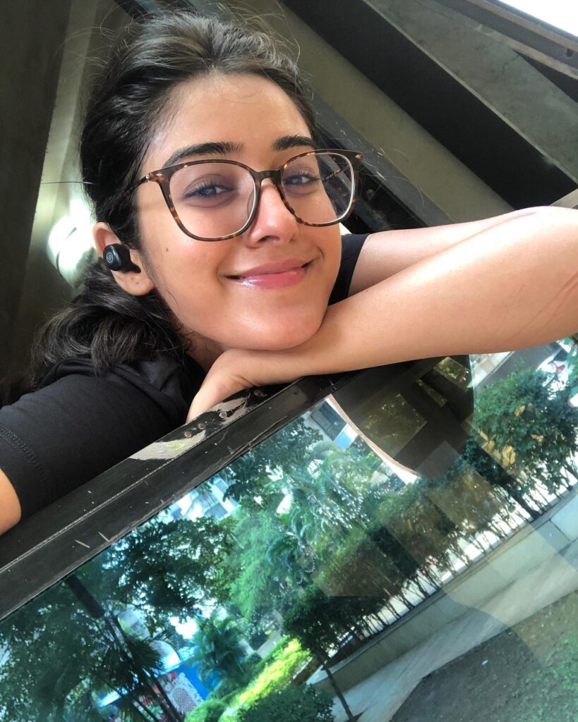 Sakshi Vaidya lip kiss