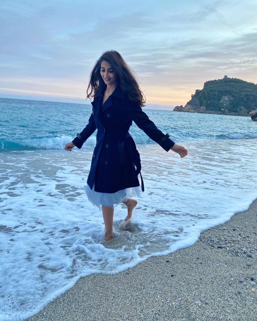 Pooja Hegde bra size