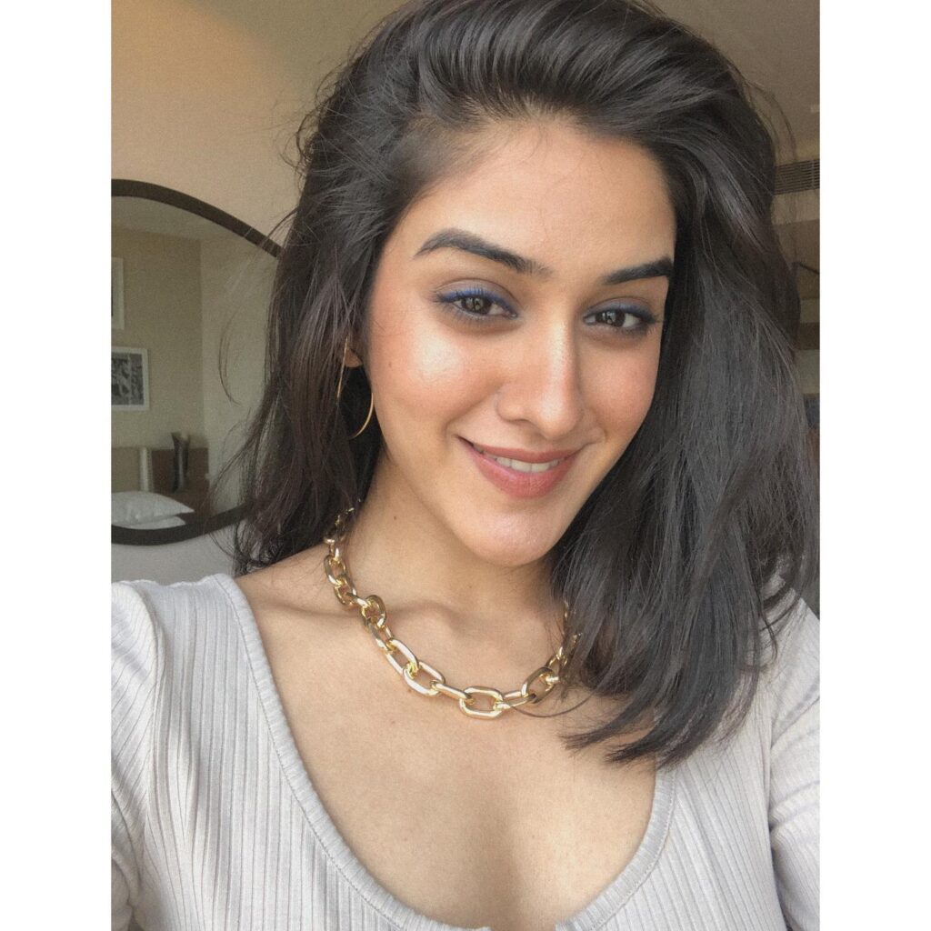 Sakshi Vaidya kiss