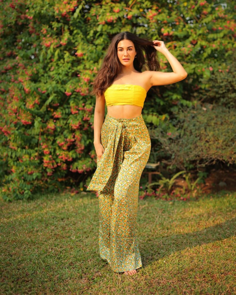 Amyra Dastur bra size