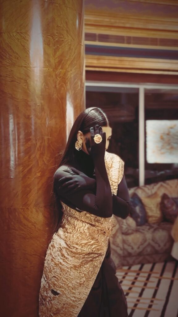 Shruti Haasan saree image