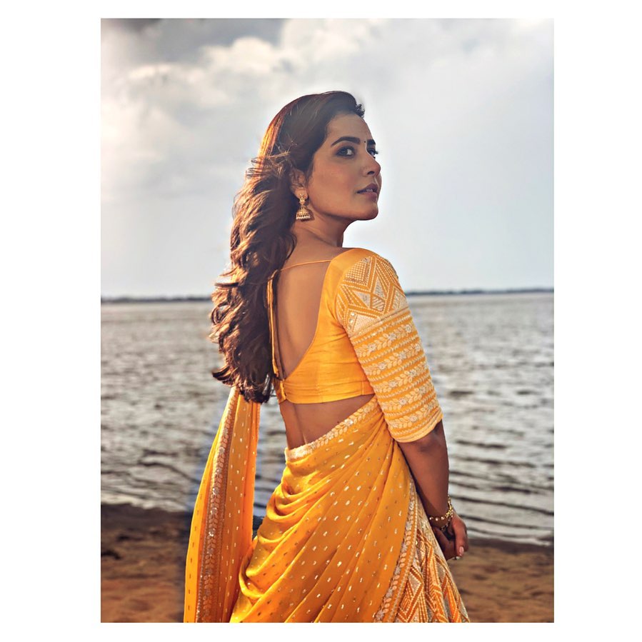 Raashii Khanna bra size