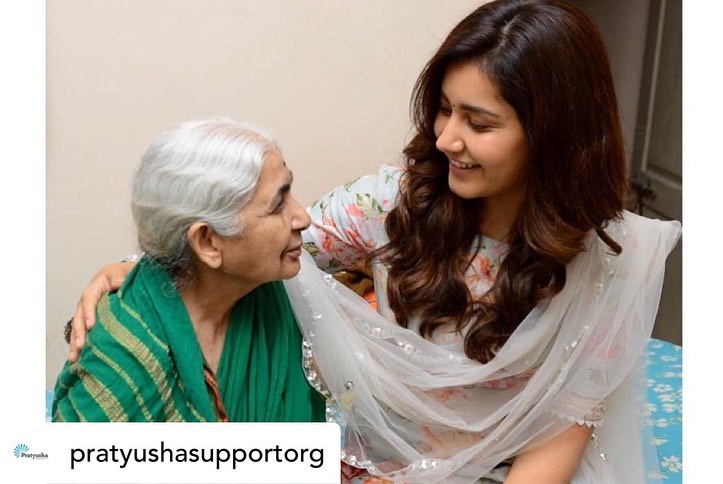 Raashii Khanna kissing scene