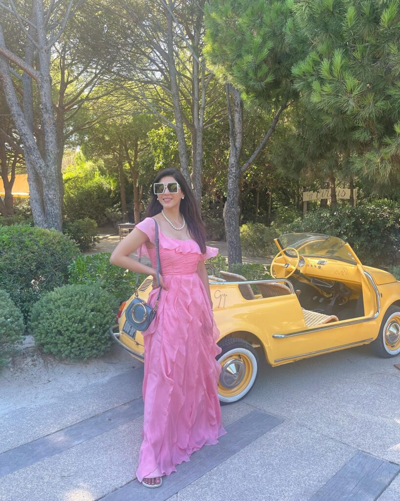 Mehreen Pirzada kissing scene