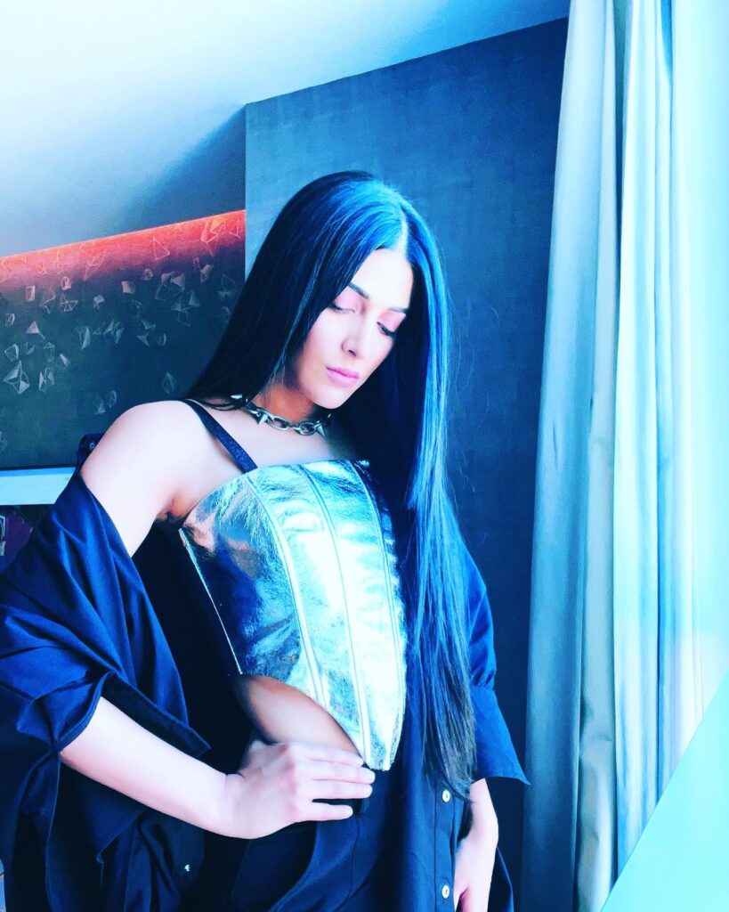 Shruti Haasan height in feet