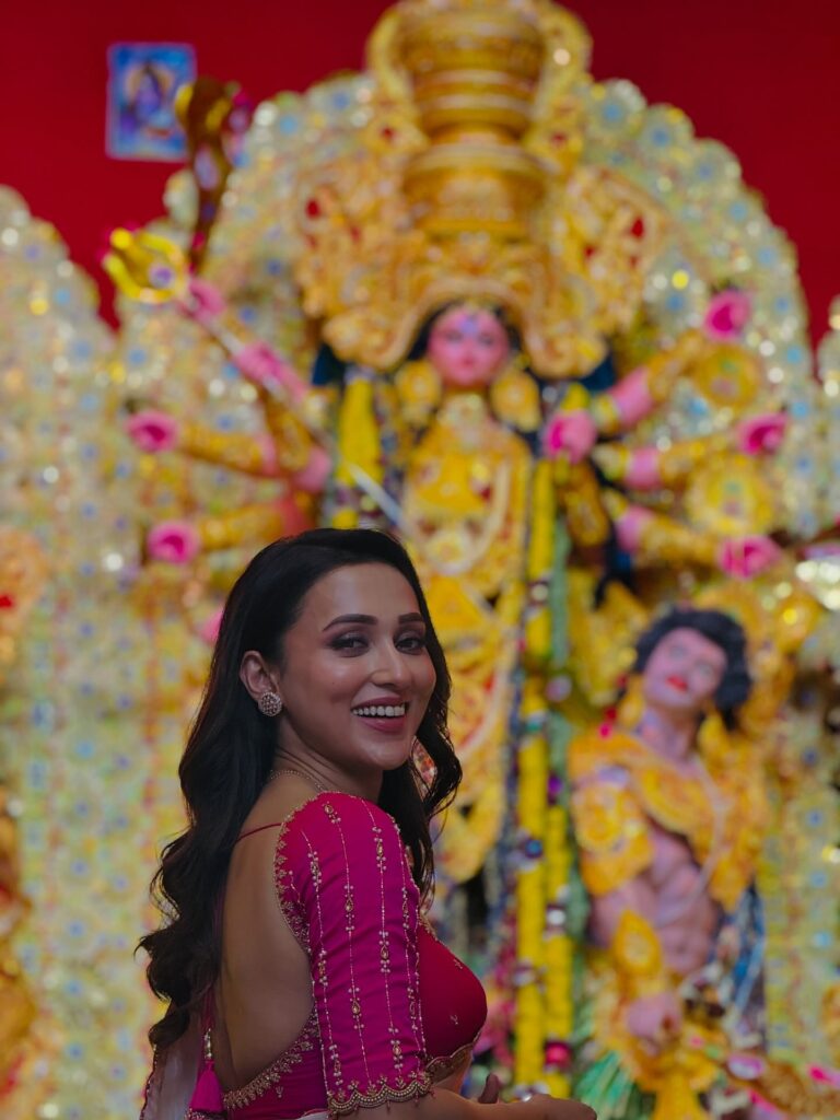 Mimi Chakraborty porle Mone Jei
Mimi Chakraborty Husband
Mimi Chakraborty new song
Mimi Chakraborty children
Mimi Chakraborty movies
Mimi Chakraborty relationship
Mimi Chakraborty web series
Is Mimi Chakraborty married
Mimi Chakraborty Queens
Mimi Chakraborty new web series
Queens Hoichoi release date
Mimi Chakraborty OTT comeback
Queens Bengali web series cast
Subhashree Ganguly comment on Queens
Mimi Chakraborty Meera role
Nirjhar Mitra Queens series
Queens teaser reaction
Mimi Chakraborty upcoming projects
Queens North Bengal thriller
Mimi Chakraborty latest news
Raj Chakraborty Mimi Subhashree
Queens Hoichoi trailer
Mimi Chakraborty action scenes