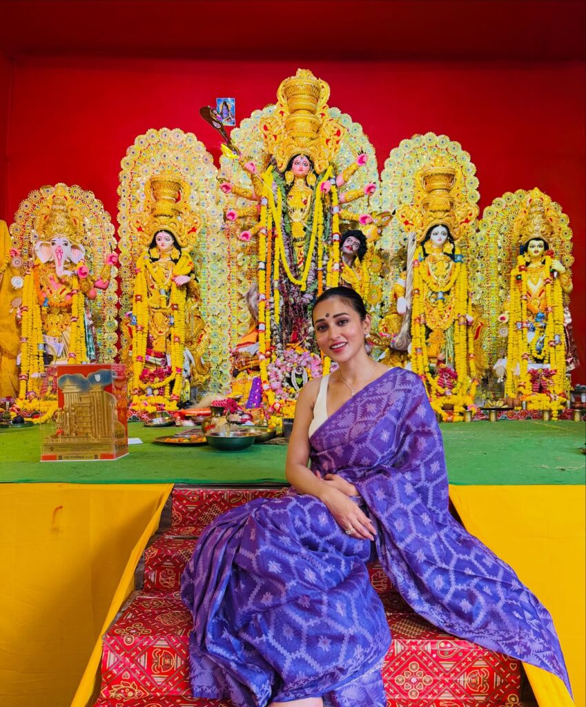 Mimi Chakraborty porle Mone Jei
Mimi Chakraborty Husband
Mimi Chakraborty new song
Mimi Chakraborty children
Mimi Chakraborty movies
Mimi Chakraborty relationship
Mimi Chakraborty web series
Is Mimi Chakraborty married
Mimi Chakraborty Queens
Mimi Chakraborty new web series
Queens Hoichoi release date
Mimi Chakraborty OTT comeback
Queens Bengali web series cast
Subhashree Ganguly comment on Queens
Mimi Chakraborty Meera role
Nirjhar Mitra Queens series
Queens teaser reaction
Mimi Chakraborty upcoming projects
Queens North Bengal thriller
Mimi Chakraborty latest news
Raj Chakraborty Mimi Subhashree
Queens Hoichoi trailer
Mimi Chakraborty action scenes