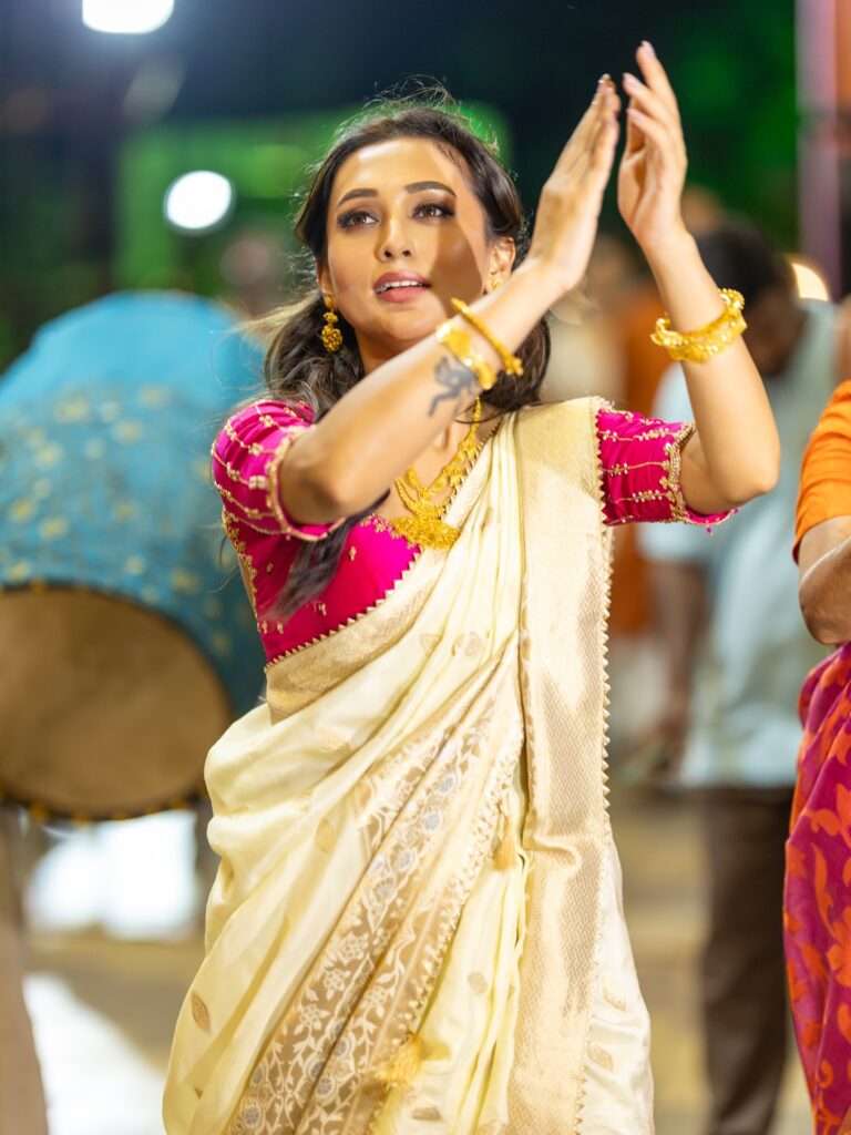 Mimi Chakraborty porle Mone Jei
Mimi Chakraborty Husband
Mimi Chakraborty new song
Mimi Chakraborty children
Mimi Chakraborty movies
Mimi Chakraborty relationship
Mimi Chakraborty web series
Is Mimi Chakraborty married
Mimi Chakraborty Queens
Mimi Chakraborty new web series
Queens Hoichoi release date
Mimi Chakraborty OTT comeback
Queens Bengali web series cast
Subhashree Ganguly comment on Queens
Mimi Chakraborty Meera role
Nirjhar Mitra Queens series
Queens teaser reaction
Mimi Chakraborty upcoming projects
Queens North Bengal thriller
Mimi Chakraborty latest news
Raj Chakraborty Mimi Subhashree
Queens Hoichoi trailer
Mimi Chakraborty action scenes