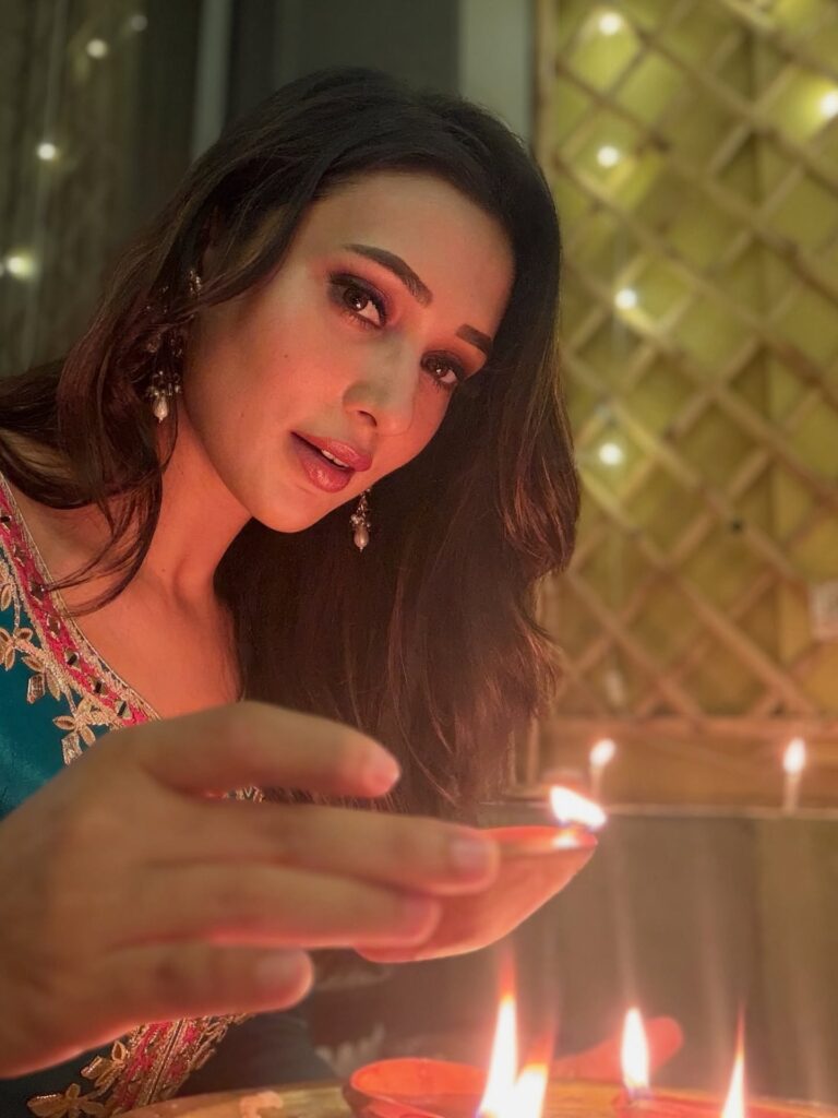 Mimi Chakraborty porle Mone Jei
Mimi Chakraborty Husband
Mimi Chakraborty new song
Mimi Chakraborty children
Mimi Chakraborty movies
Mimi Chakraborty relationship
Mimi Chakraborty web series
Is Mimi Chakraborty married
Mimi Chakraborty Queens
Mimi Chakraborty new web series
Queens Hoichoi release date
Mimi Chakraborty OTT comeback
Queens Bengali web series cast
Subhashree Ganguly comment on Queens
Mimi Chakraborty Meera role
Nirjhar Mitra Queens series
Queens teaser reaction
Mimi Chakraborty upcoming projects
Queens North Bengal thriller
Mimi Chakraborty latest news
Raj Chakraborty Mimi Subhashree
Queens Hoichoi trailer
Mimi Chakraborty action scenes