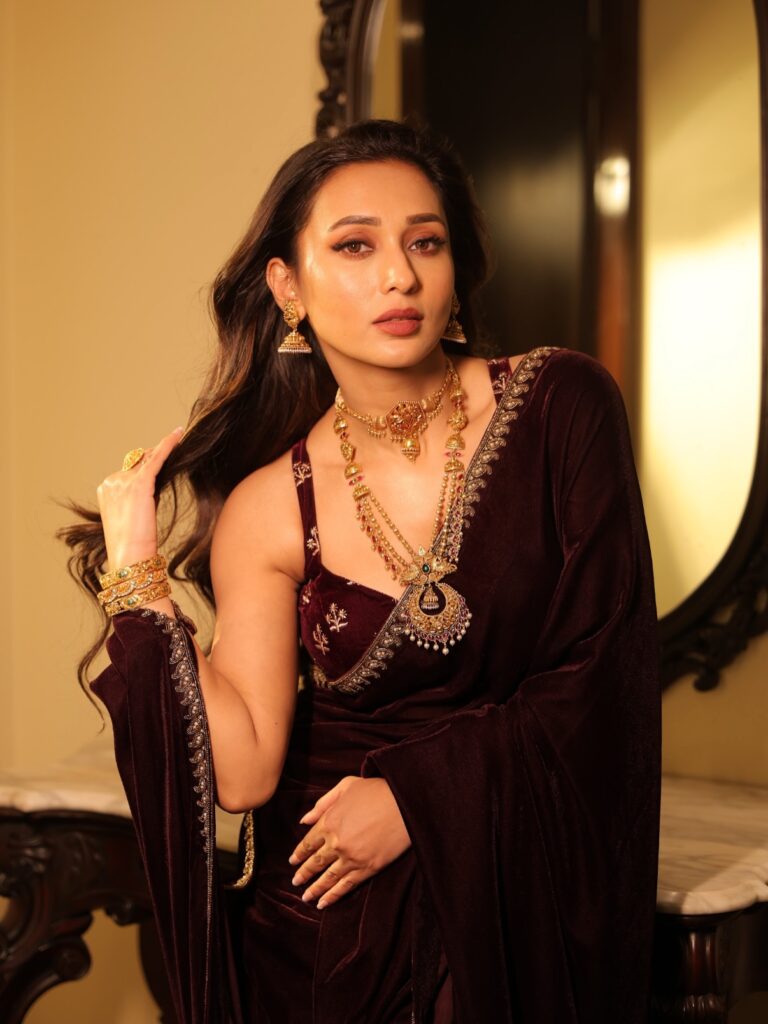 Mimi Chakraborty porle Mone Jei
Mimi Chakraborty Husband
Mimi Chakraborty new song
Mimi Chakraborty children
Mimi Chakraborty movies
Mimi Chakraborty relationship
Mimi Chakraborty web series
Is Mimi Chakraborty married
Mimi Chakraborty Queens
Mimi Chakraborty new web series
Queens Hoichoi release date
Mimi Chakraborty OTT comeback
Queens Bengali web series cast
Subhashree Ganguly comment on Queens
Mimi Chakraborty Meera role
Nirjhar Mitra Queens series
Queens teaser reaction
Mimi Chakraborty upcoming projects
Queens North Bengal thriller
Mimi Chakraborty latest news
Raj Chakraborty Mimi Subhashree
Queens Hoichoi trailer
Mimi Chakraborty action scenes