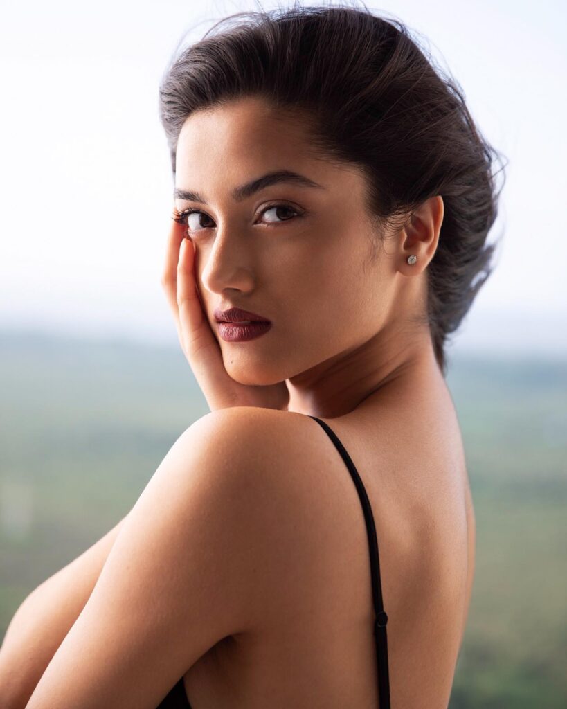 Bhagyashri Borse bra size