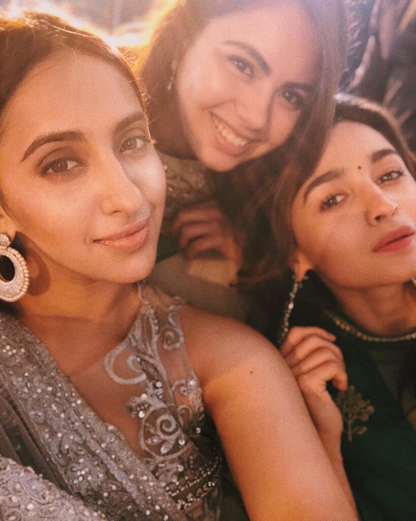 Akansha Ranjan Kapoor kiss