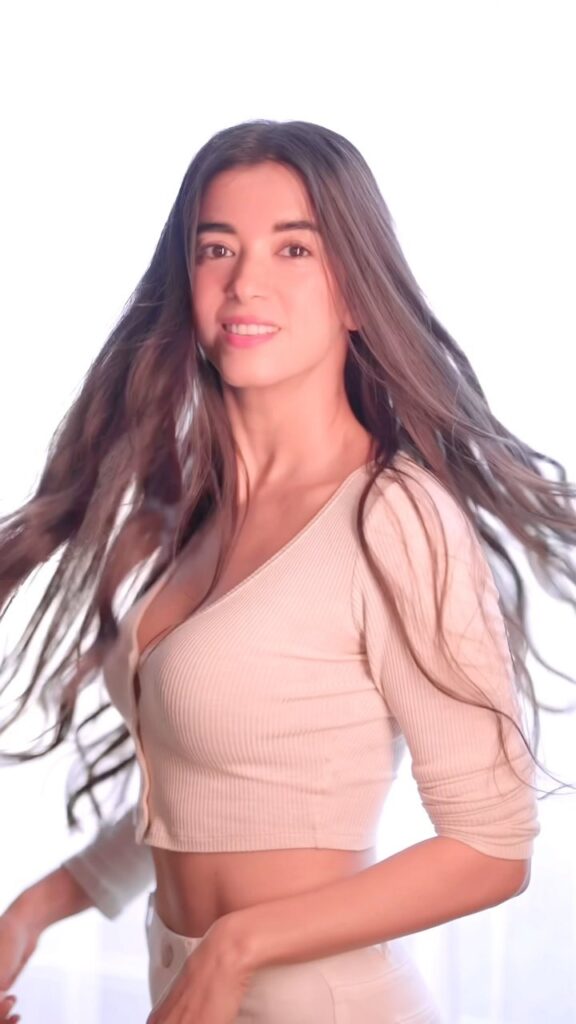 Saba Azad cast