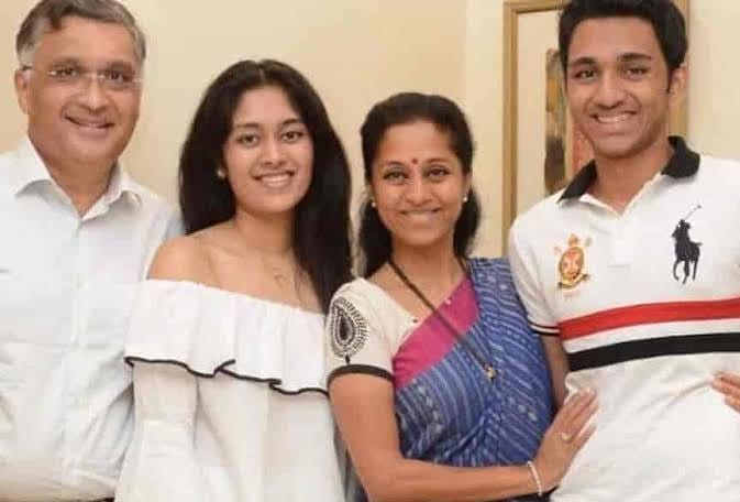 #SupriyaSule #RevatiSule #SarangLakhani #CelebrityNews #BollywoodWedding #ViralDance #ShahRukhKhan #ShahRukhDance #CelebrityDance #ViralVideo #IndianWedding #BollywoodNews #FamousFamilies #SuleFamily #LoveAndMarriage #DanceViral #BollywoodCelebrity #TrendingNow #CelebrityLife
