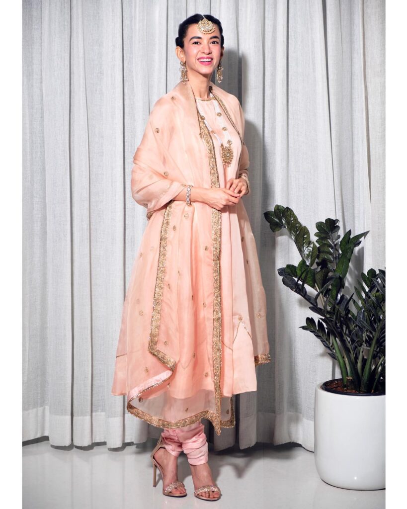 Saba Azad suit image