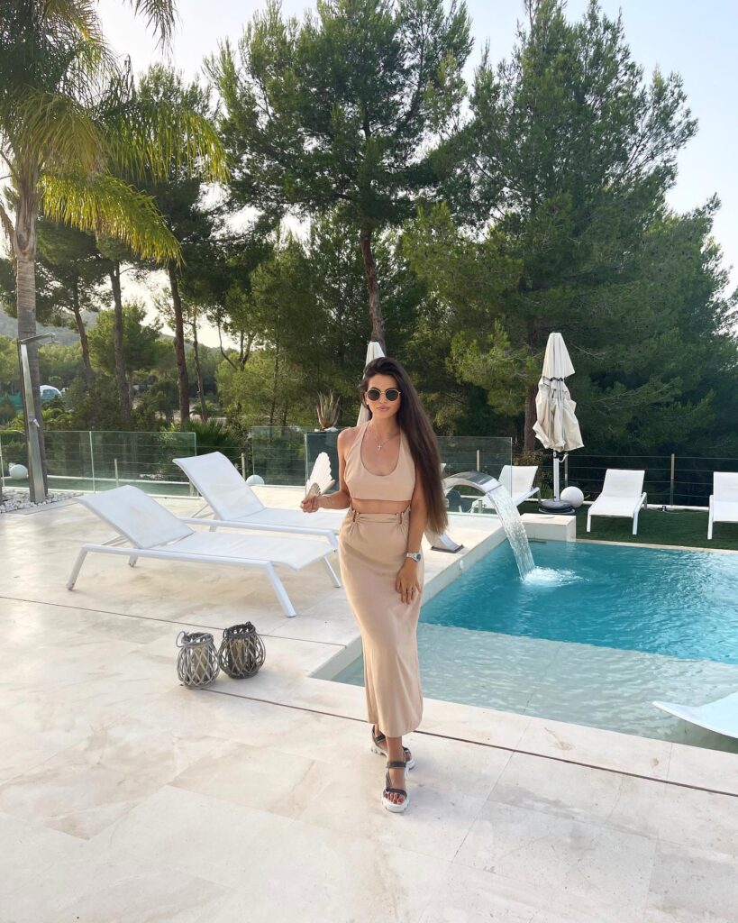 Iryna Kinakh Desi Bling
Who is Iryna Kinakh?
Iryna Kinakh biography
Iryna Kinakh age
Iryna Kinakh nationality
Iryna Kinakh husband
Iryna Kinakh and Dyuti Parruck
Is Iryna Kinakh still married?
Dyuti Parruck wife
Dyuti Parruck and Iryna Kinakh relationship
Iryna Kinakh net worth
Iryna Kinakh businesses
Iryna Kinakh Unique U
Iryna Kinakh IKON Activewear
Iryna Kinakh children
Iryna Kinakh family
Iryna Kinakh Instagram
Iryna Kinakh Mrs Universe 2024
Desi Bling cast
Desi Bling Netflix cast
Desi Bling release date
Desi Bling episodes
Who is Dyuti Parruck?
Netflix Desi Bling reality show
Dubai Bling vs Desi Bling
Karan Kundrra Desi Bling
Tejasswi Prakash Desi Bling
Rizwan Sajan Desi Bling
Pamela Serena Desi Bling
Pulse by Anubhav Iryna Kinakh update