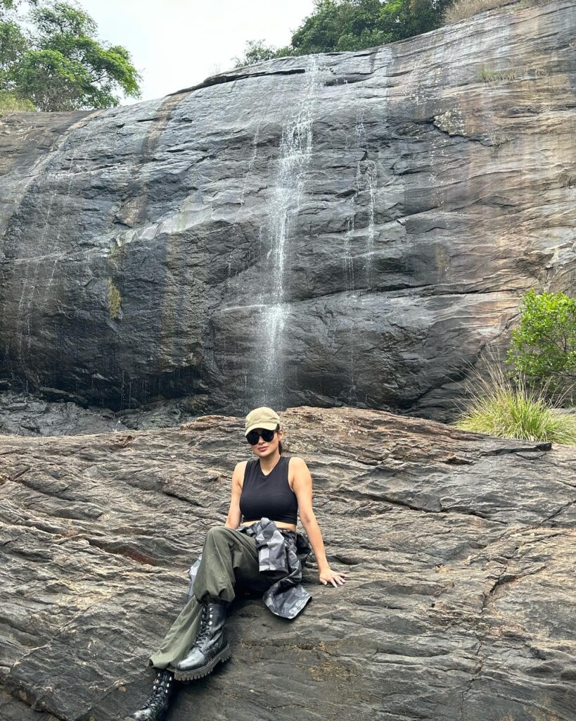 Mouni Roy kisses